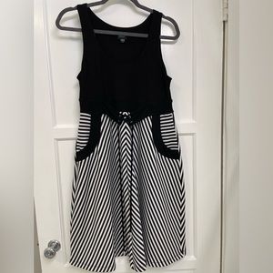 Size medium black and white dress.